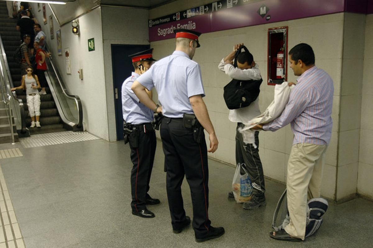 Mossos en busca de carteristas en las instalaciones del metro de Barcelona.