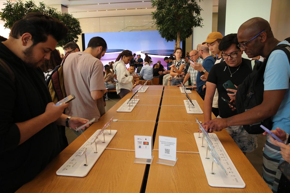Colas en la tienda Apple de Barcelona por el nuevo iPhone 15 | FOTOS