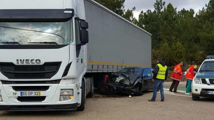 El choque de un trailer portugués con un turismo deja un herido en la N-122