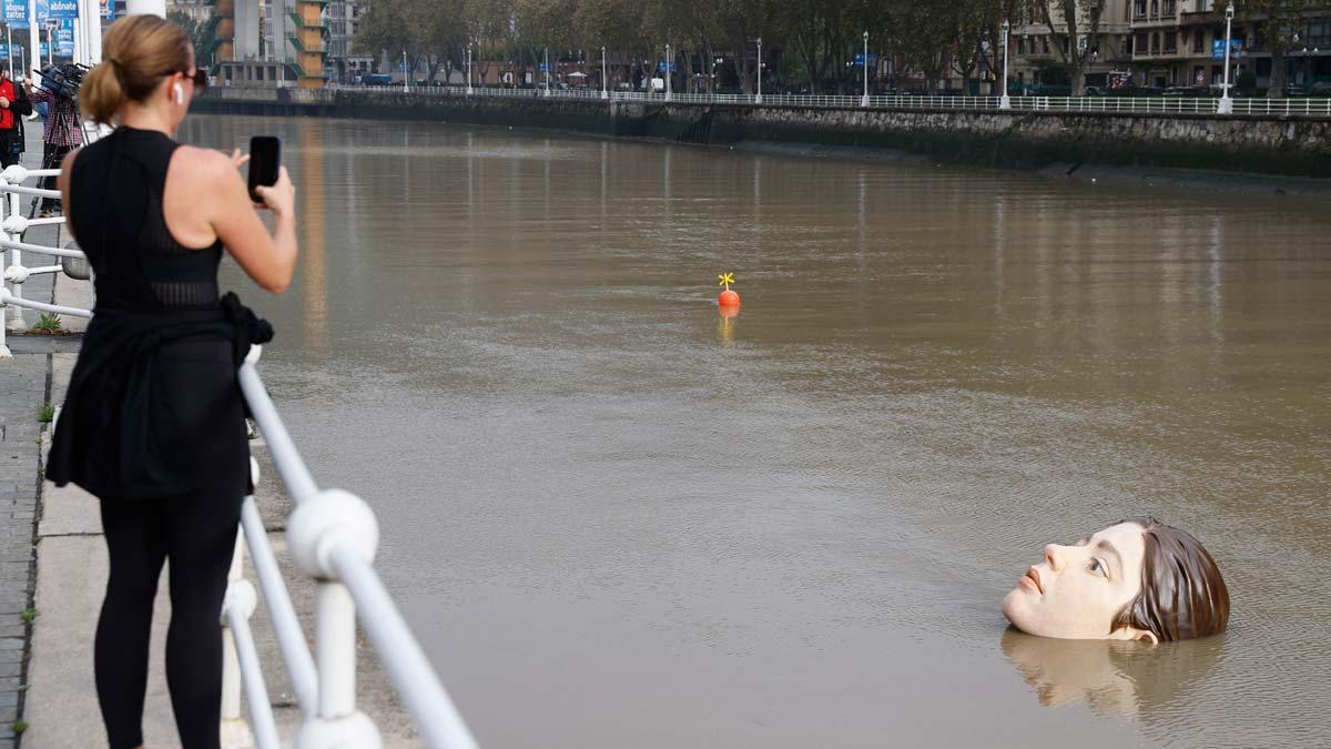 Así es ’Bihar’, la escultura de una cabeza de mujer obra del escultor mexicano Rubén Orozco que reposa en la ría de Bilbao.