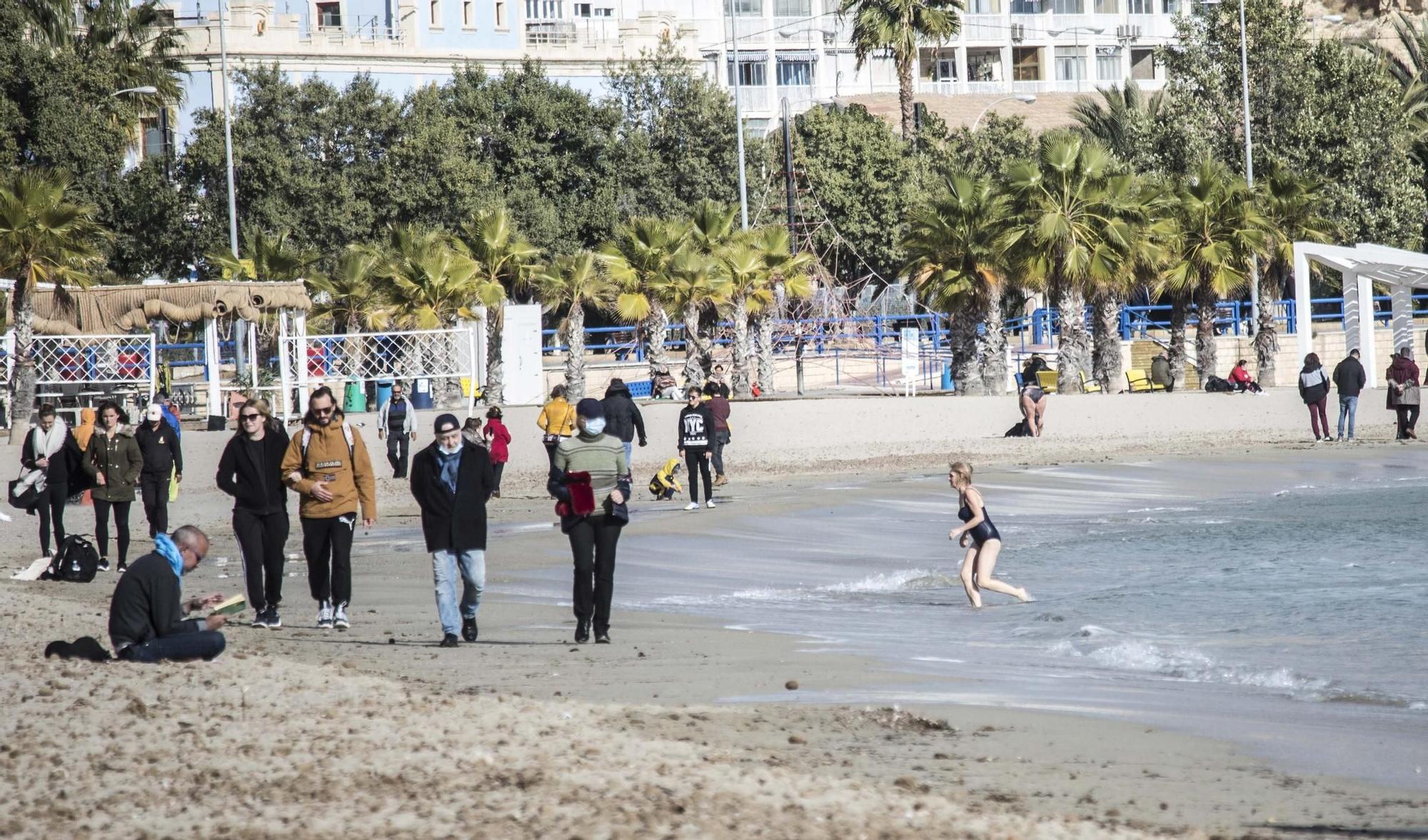 Primeros baños de 2021 en las playas alicantinas