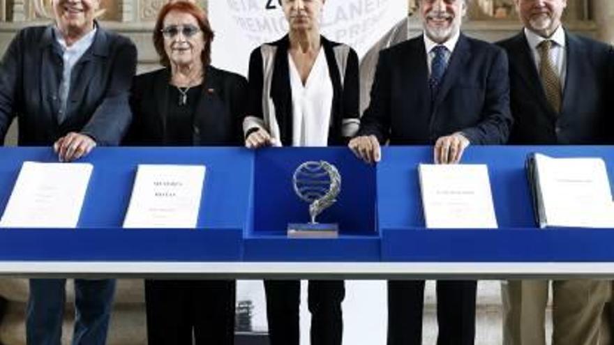 El presidente del Grupo Planeta, Jose Creuheras, junto a algunos miembros del jurado.