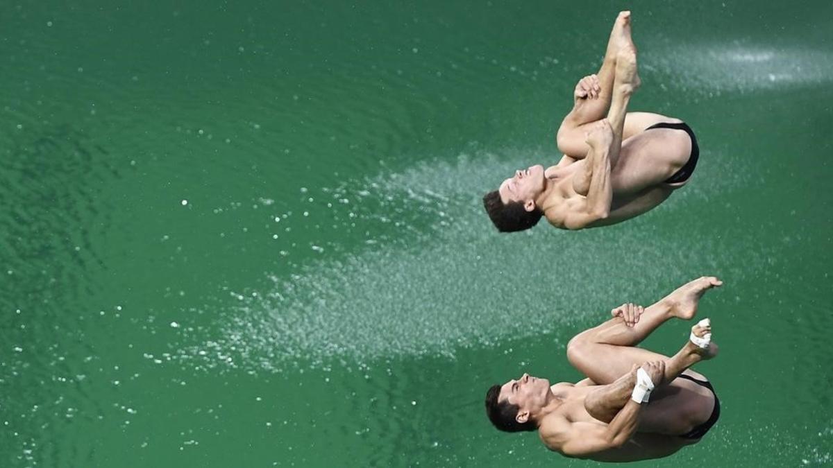 Los alemanes Feck y Hausding se lanzan sobre el agua verde de Río
