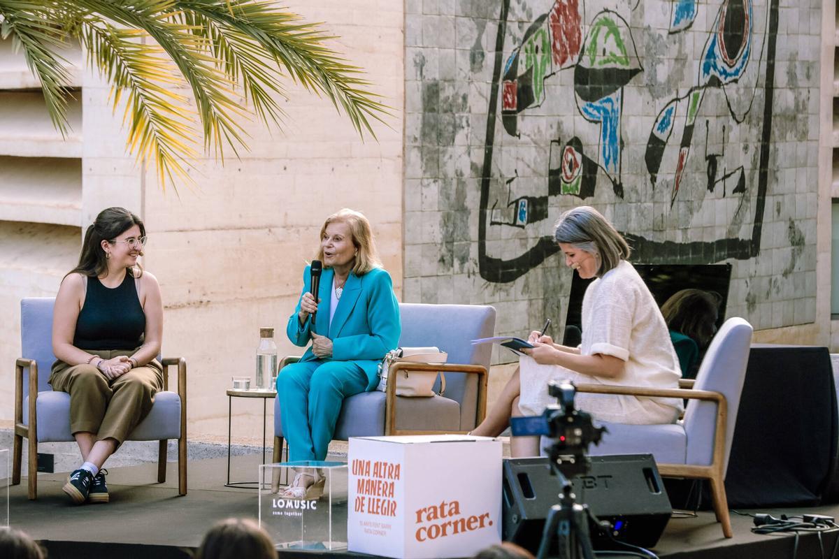 Las imágenes de la conversación especial entre las escritoras Joana Marcús y Carme Riera Las imágenes de la conversación especial entre las escritoras Joana Marcús y Carme Riera