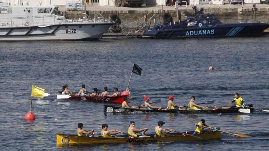 Un instante de una regata de bateles en Marín. // Santos Álvarez