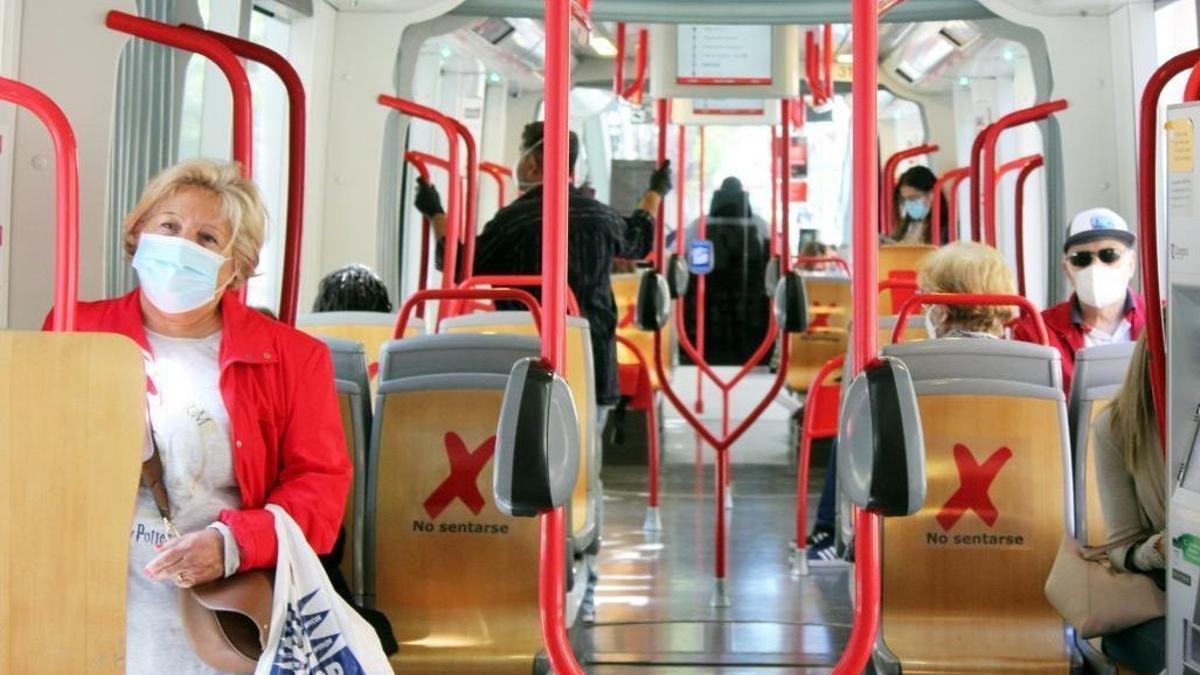 Interior de una unidad del tranvía de Zaragoza