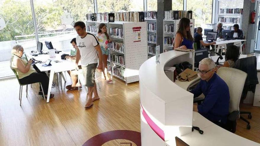 La biblioteca municipal Xosé Neira Vilas, ayer por la tarde, llena de usuarios. // Ricardo Grobas