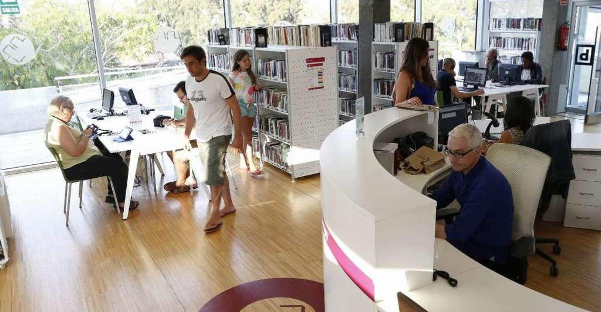 La biblioteca municipal Xosé Neira Vilas, ayer por la tarde, llena de usuarios. // Ricardo Grobas