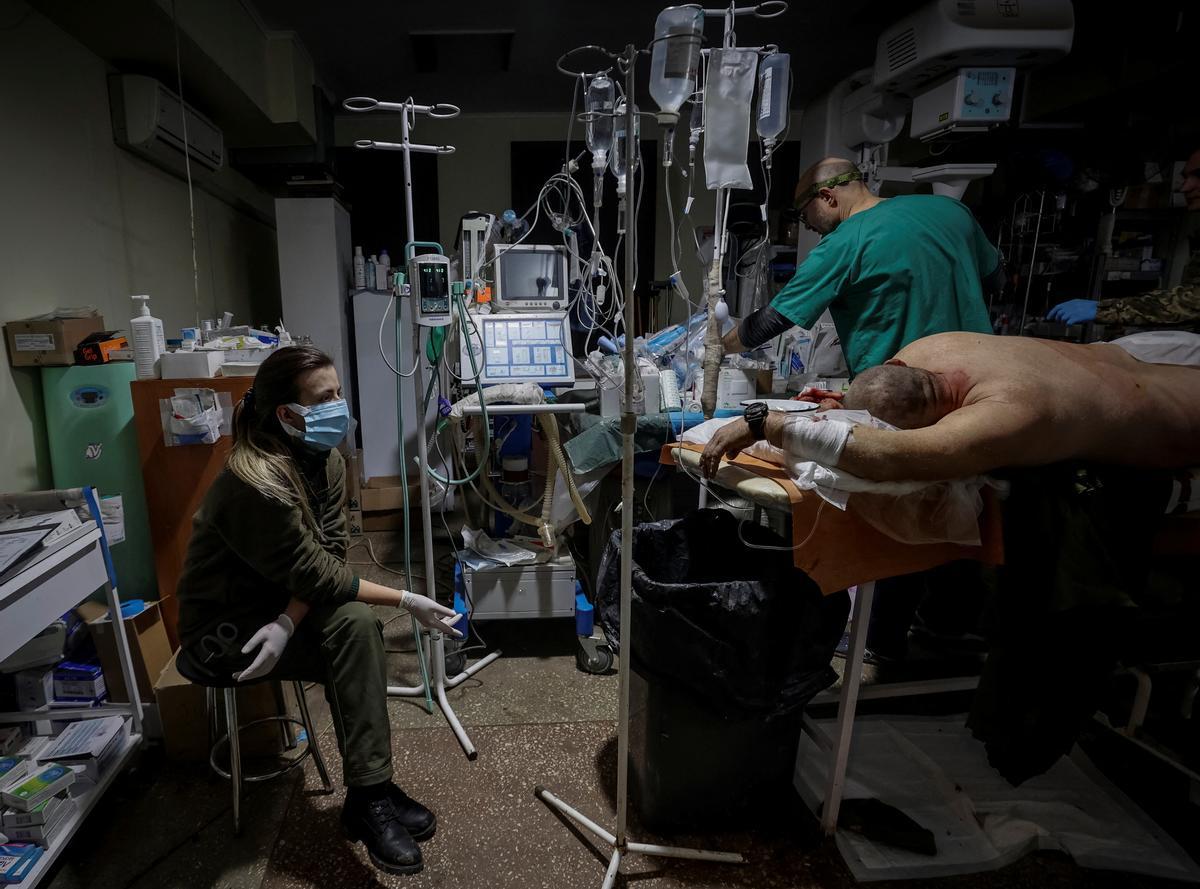 Curas a soldados ucranianos heridos en un centro médico en Donetsk