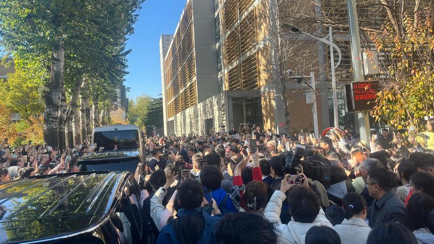 Letizia impulsa el español en China y es recibida como una estrella de rock en una universidad de Pekín