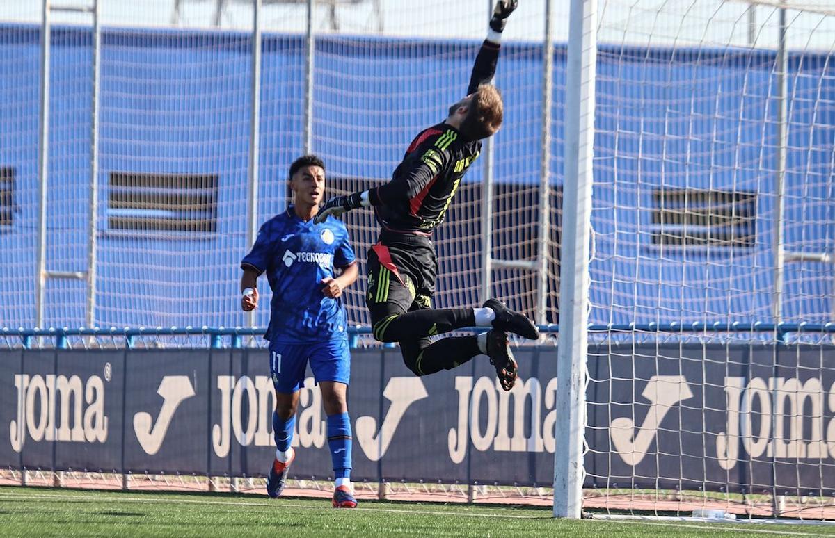 Diego Nieves, meta del Cacereño, estirándose.