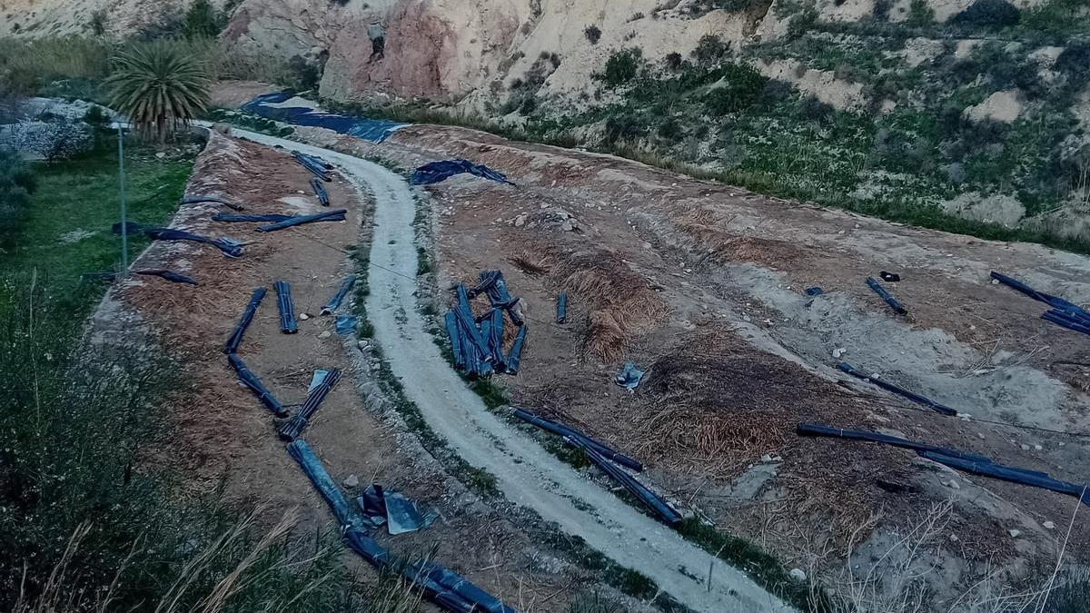 Zona del cauce del río Coscó, con el plástico negro retirado