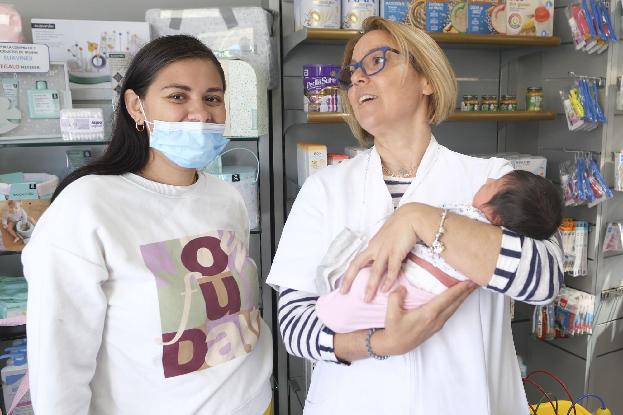 La bebé que nació en una farmacia de Escaleritas junto a su madre y los trabajadores de la botica