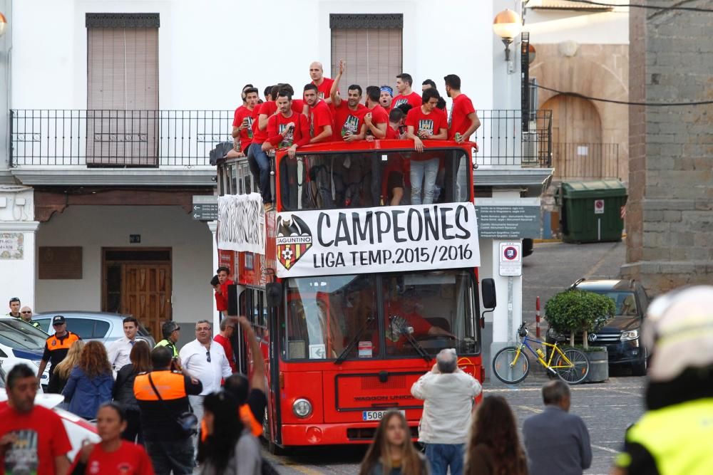 El Atlético Saguntino celebra el título de campeón por todo lo alto