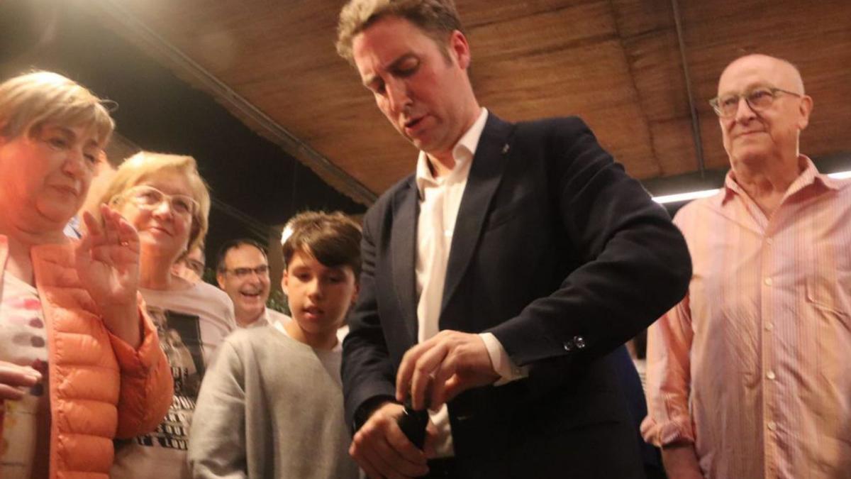 L’exalcalde Marià Lorca observa complagut al seu successor. | LLUÍS RIBERA