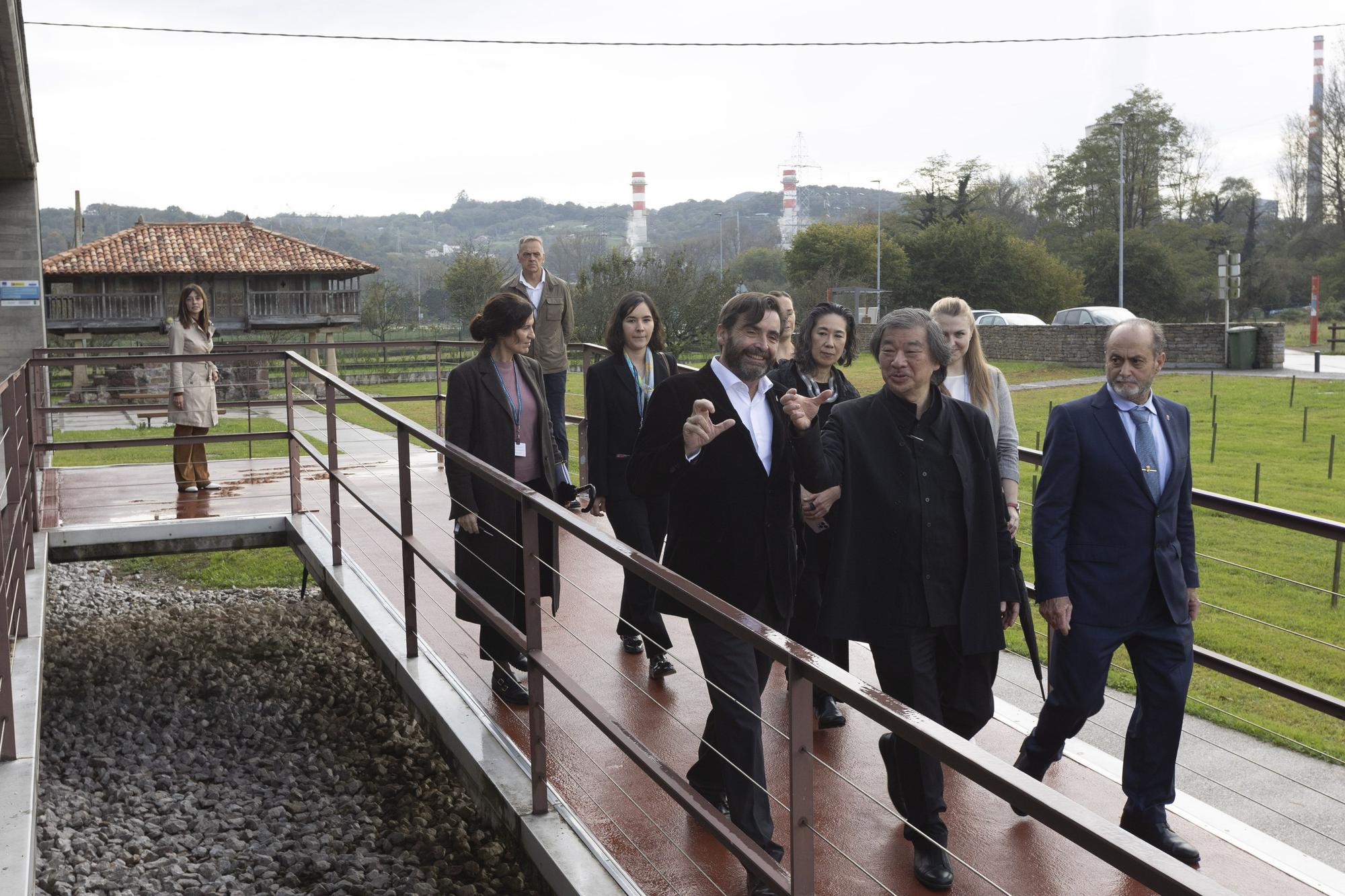 Shigeru Ban disfruta en Asturias: el arquitecto premio "Princesa" de la Concordia visita los hórreos