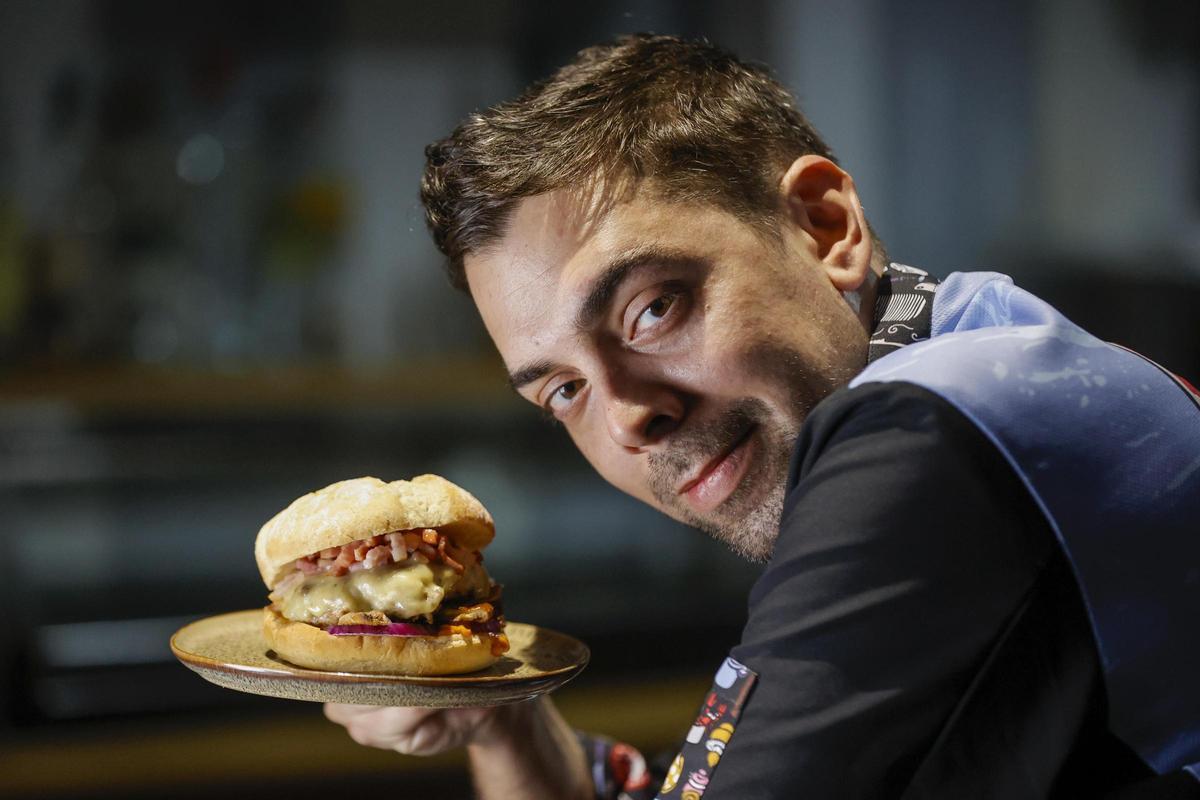 Nacho Tello, chef de La Pacheca, con una de sus hamburguesas de autor.