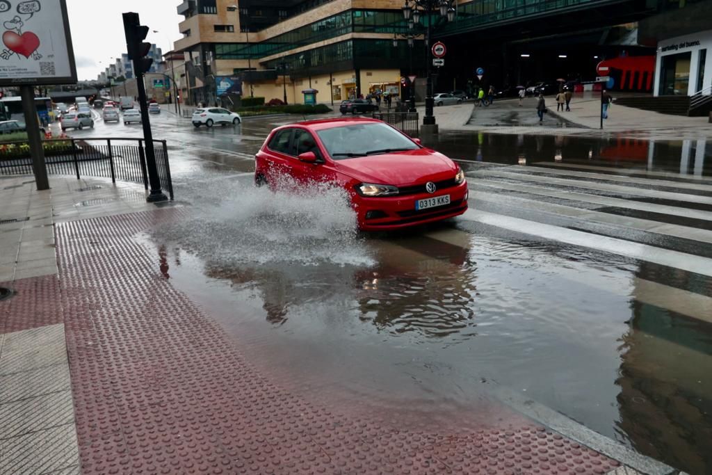 En imágenes: Así ha sido la impresionante tromba de agua caída sobre Oviedo