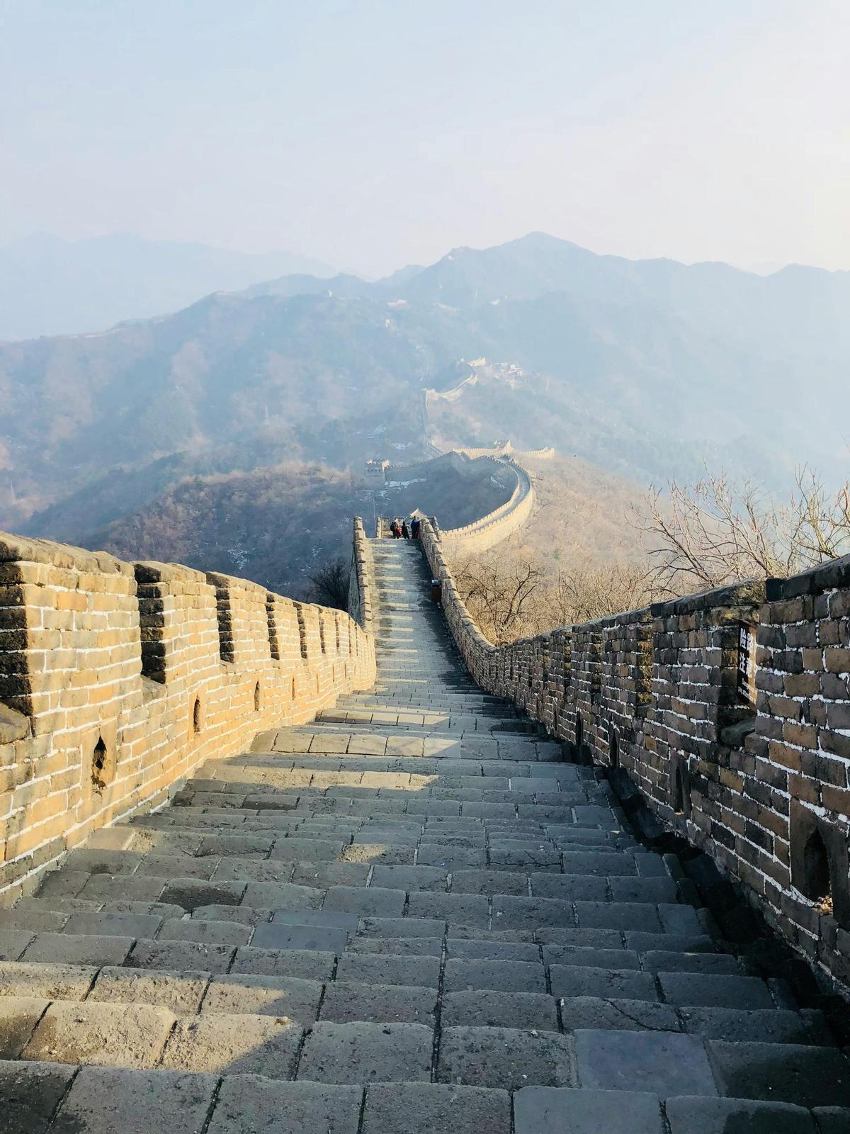 Atravesar la Gran Muralla se parece a caminar sobre una gran serpiente de piedra