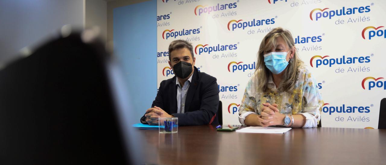 El presidente del PP de Avilés, Pedro de Rueda, y Esther Llamazares, ayer, en la sede del grupo municipal.