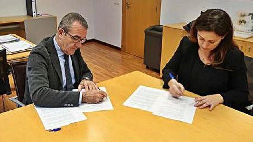 Juan Pedro Yllanes y Alejandra Ferrer firman el Pacto para el clima y la energía en Palma.