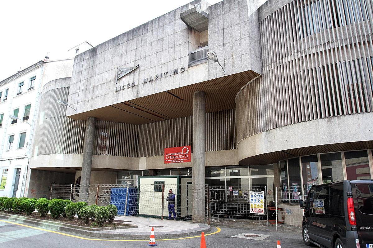 Así era la antigua sede del Liceo Marítimo de Vilagarcía antes de su demolición.