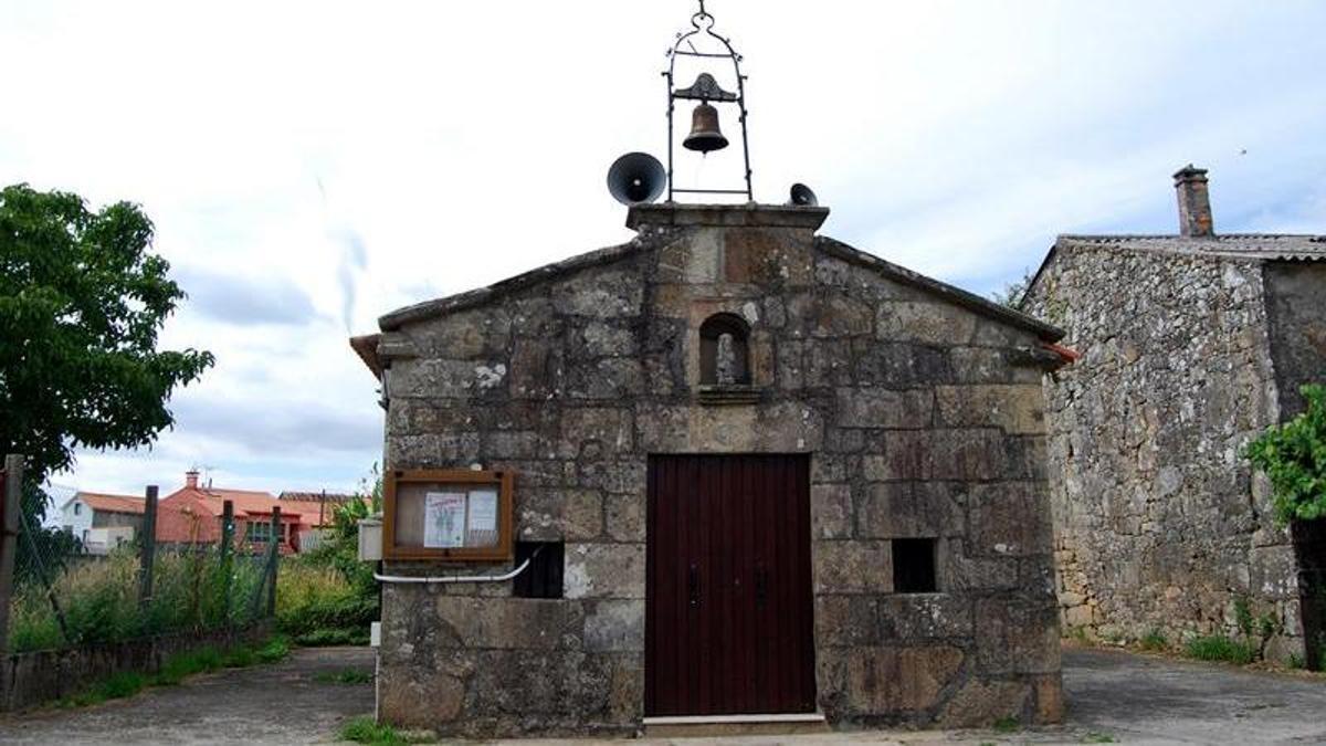 Vista de la capilla de Valga.