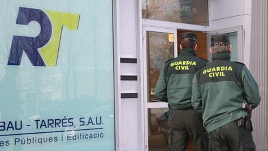 Agents de la Guàrdia Civil es dirigeixen a l&#039;entrada de la seu de Rubau i Tarrés de Girona.