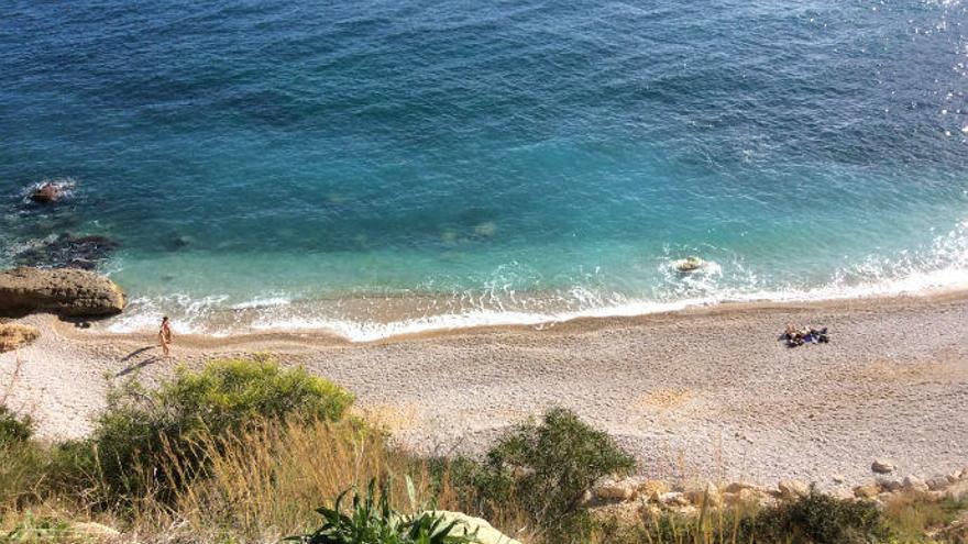 Dos parejas disfrutan de la ahora solitaria playa