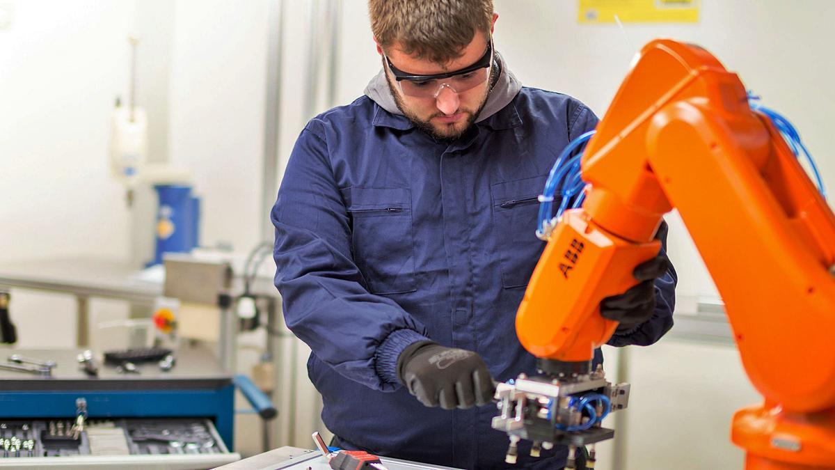 Un alumne del Cicle Formatiu de Grau Superior de Mecatrònica Industrial a l’institut Lacetània de Manresa  | ARXIU PARTICULAR