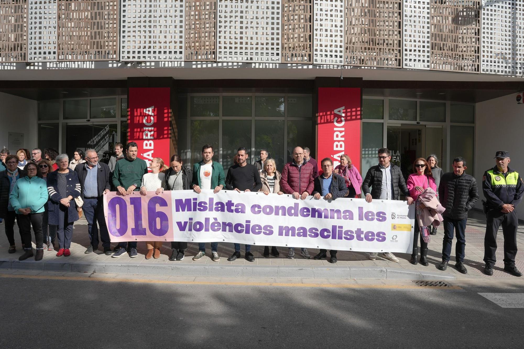 Mislata. Miembros de la corporación local durante el minuto de silencio.