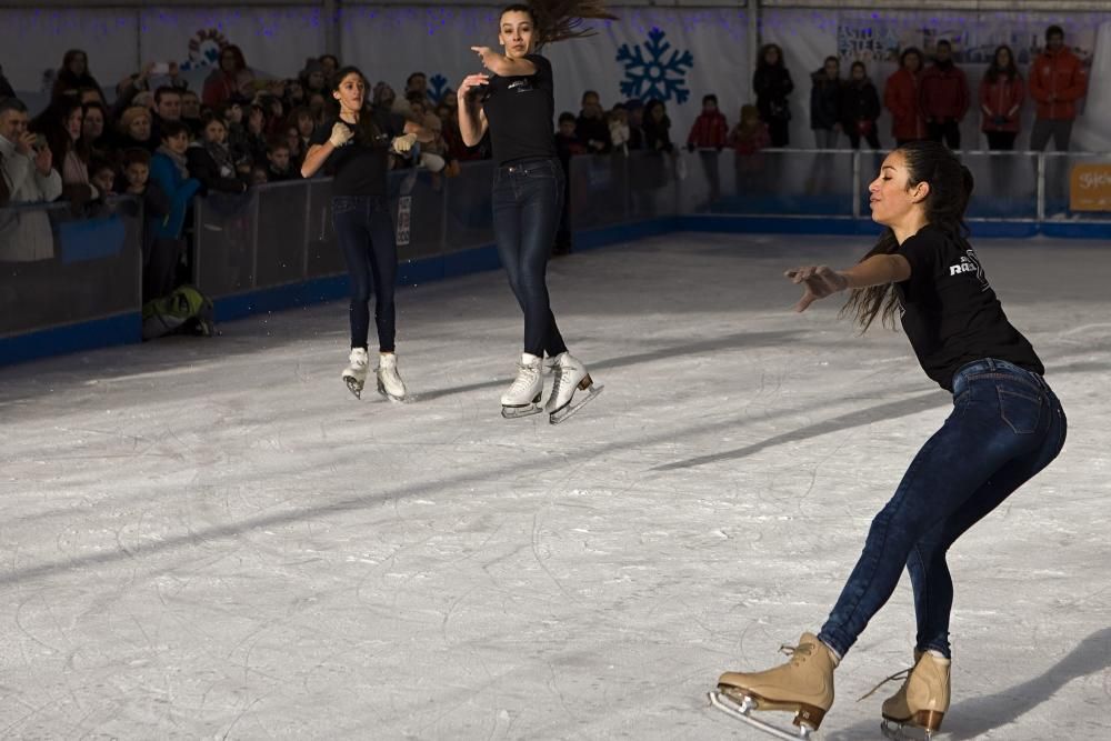 Exhibición de patinaje sobre hielo en la pista de Gijón