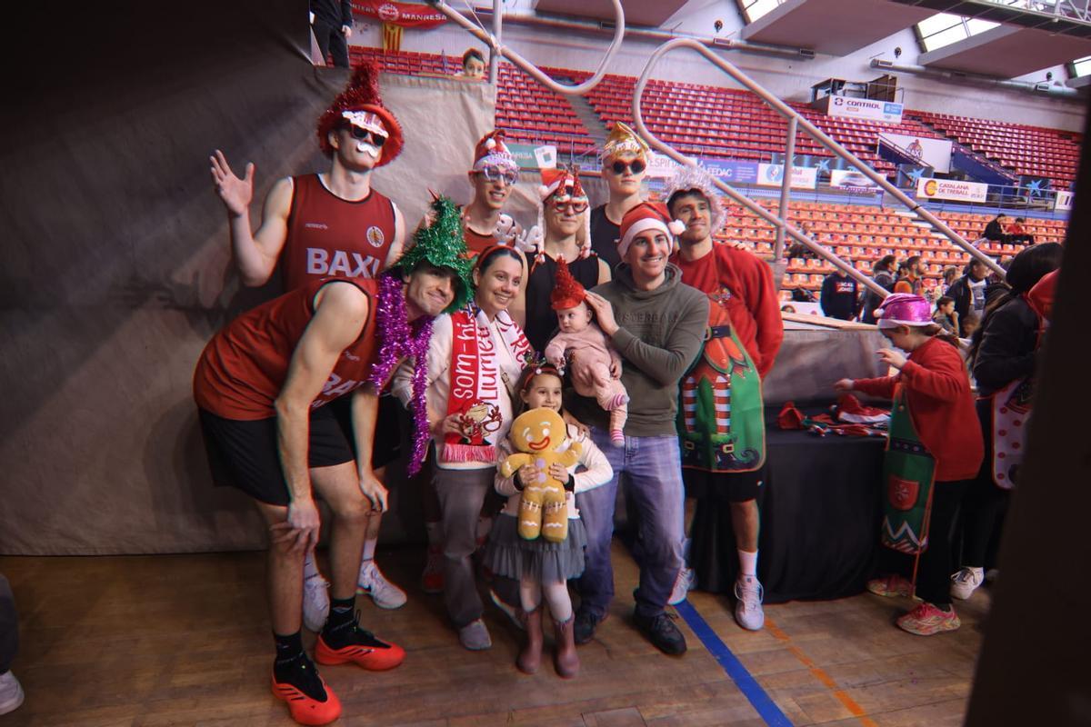 Jugadors i aficionats s'han disfressat amb motius nadalencs davant del fotomaton