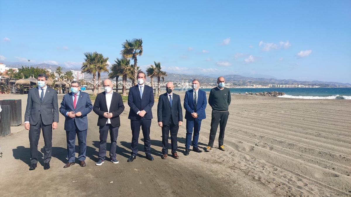 El secretario de Estado de Turismo, Fernando Valdés, visitó las playas de Torre del Mar con las autoridades locales.