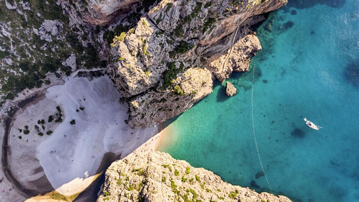 Este pueblo de Mallorca tiene entre sus parajes monumentos y secretos naturales que quitan el aliento hasta al viajero más experimentado.