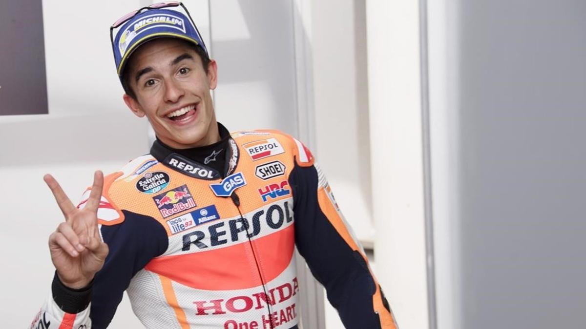 Marc Márquez hace la señal de victoria, en Le Mans, tras los entrenamientos del viernes.