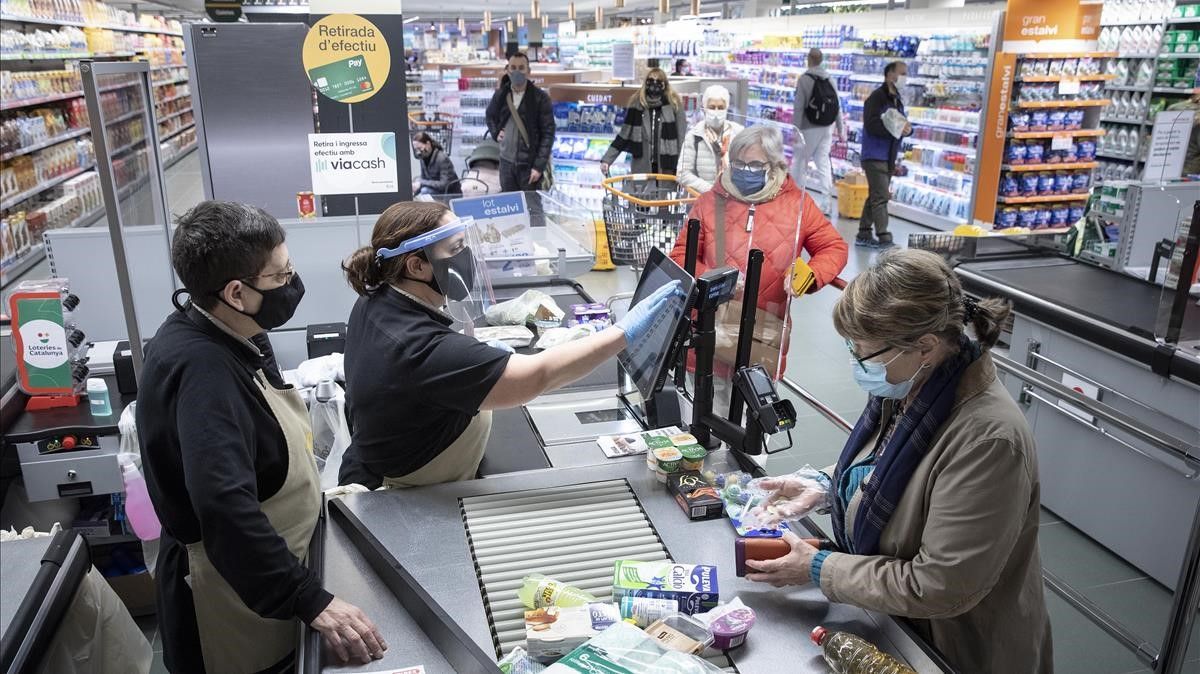 Barcelona 19 03 2021 Economia Compradores en un supermercado Bonpreu del Carrer Urgell  Foto de Ferran Nadeu