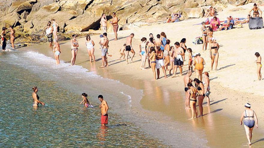 Bañistas en la playa de Portocelo, en Marín, en la tarde de ayer.  // Noé Parga