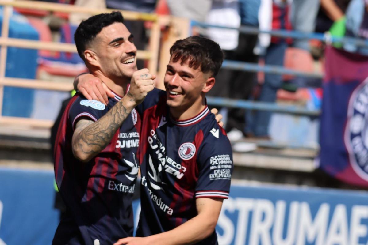 Dieguito y Manchón, autores de los goles del Extremadura en la victoria ante el Lorca.