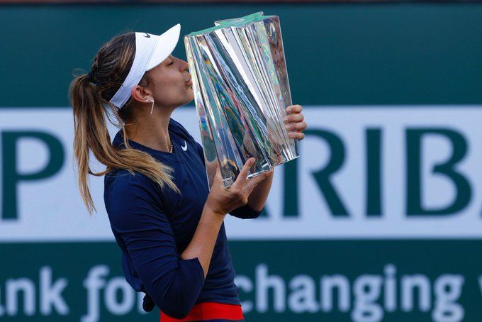 Badosa besa el trofeo ganado en Indian Wells.