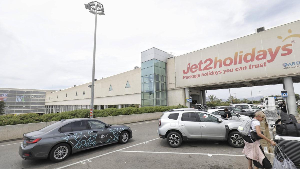 Un vehículo de Uber circulando por el aeropuerto palmesano.