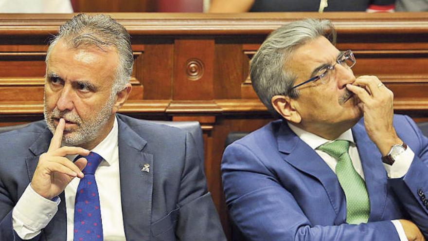El presidente Ángel Víctor Torres (izquierda) y el vicepresidente Román Rodríguez, ayer en el pleno del Parlamento.