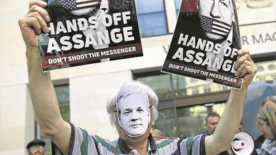 Julian Assange empeora de salud y no logra comparecer ante el juez
