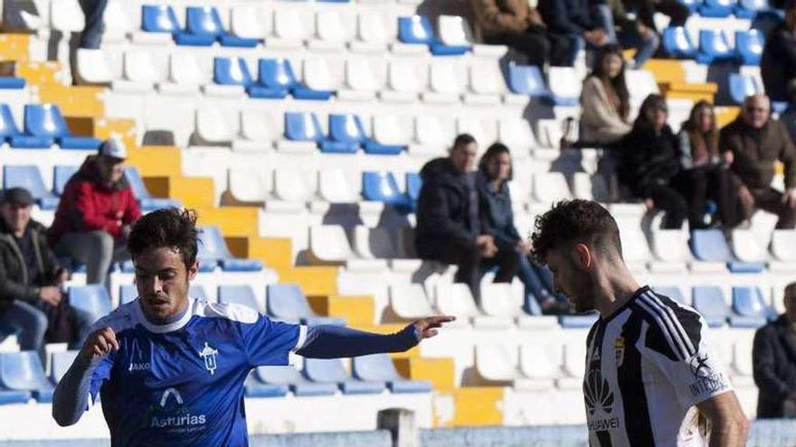 Vicente conduce la pelota ante Morilla, ayer, en el Florán.