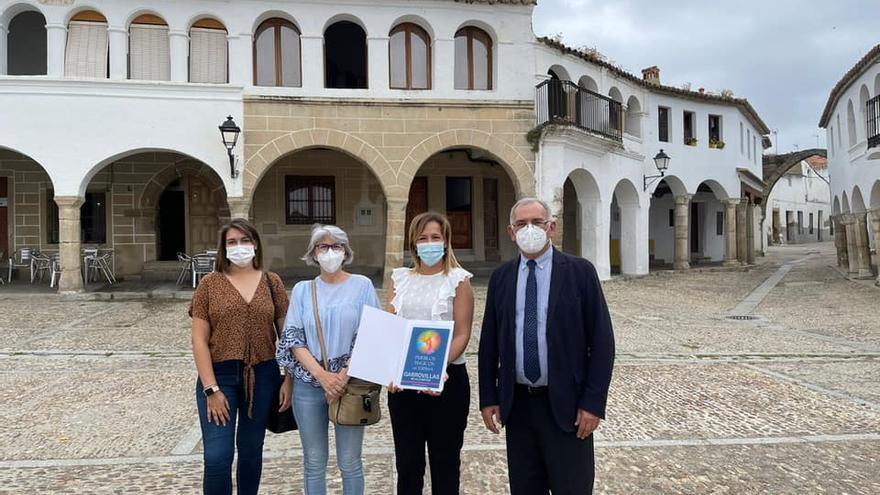 Elisabeth Martín, alcaldesa de Garrovillas recibe el documento que acredita que la villa es Pueblo Mágico de España.