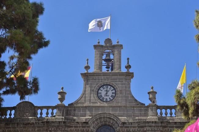 Subida de la bandera de las fiestas del Pino