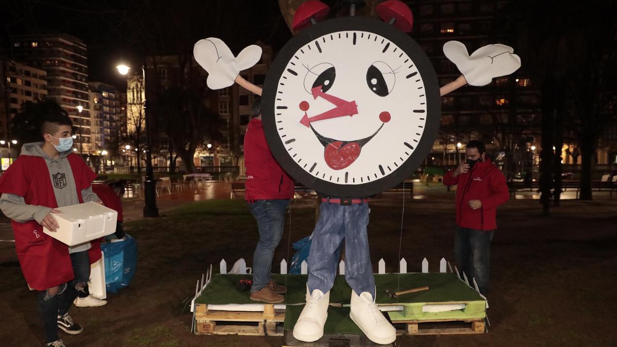 Noche de carnaval en Gijón: las charangas disfrazan a las estatuas de la ciudad