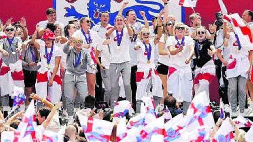 La selecció anglesa celebrant el títol | EFE