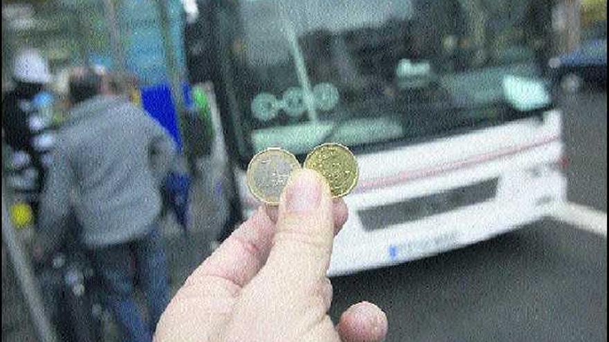 Un cliente, con un euro y veinte céntimos, ante un autobús urbano de Avilés.