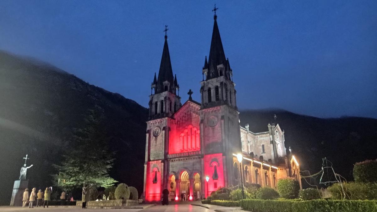 La Basílica de Covadonga se ilumina de rojo por la "Red Week"